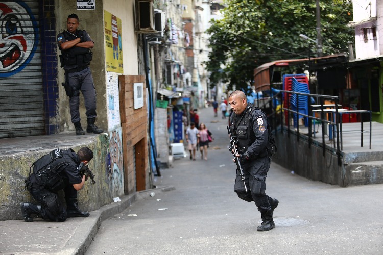 Polícia Militar troca tiros com traficantes na Favela da Rocinha