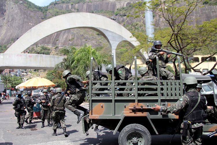 Homens do Exército fazem cerco na entrada da Favela da Rocinha