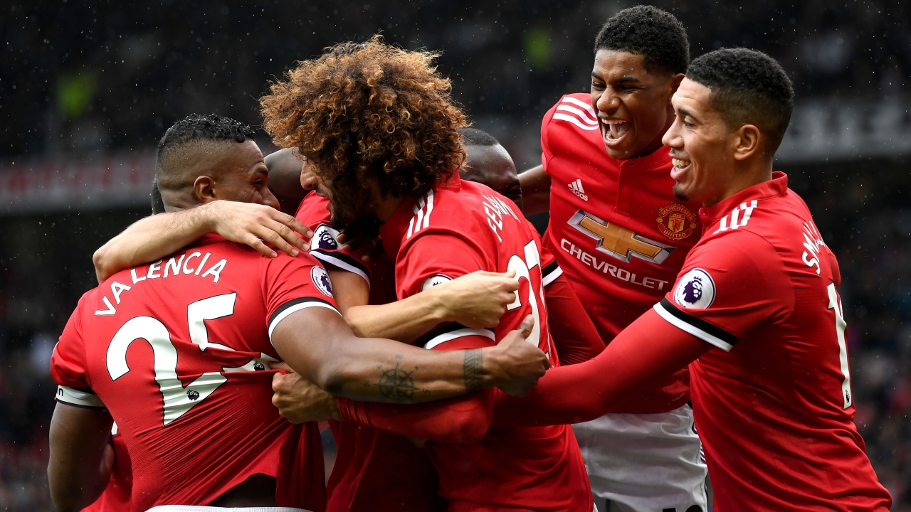 jogadores do Manchester United se abraçam após gol
