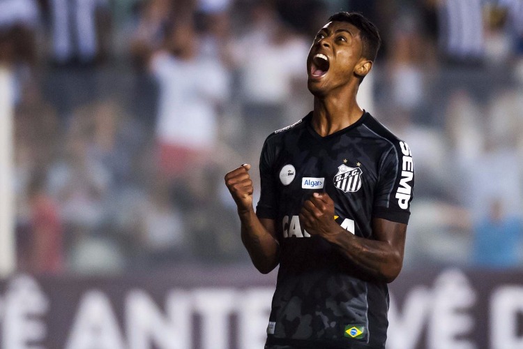 Atacante Bruno Henrique garantiu a vitória do Santos ante o Atlético-PR