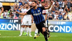 De braços abertos, D'Ambrosio comemora o gol pela Inter