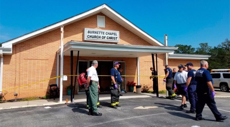 Polícia investiga as causas do tiroteio na Igreja Christ Burnette, em Antioch, Estados Unidos