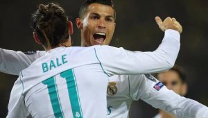 Cristiano Ronaldo e Bale, de costas, se abraçam para comemorar o gol do Real Madrid