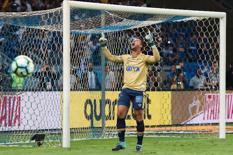 De braços erguidos, goleiro Fábio comemora defesa de pênalti que deu o título da Copa do Brasil ao Cruzeiro