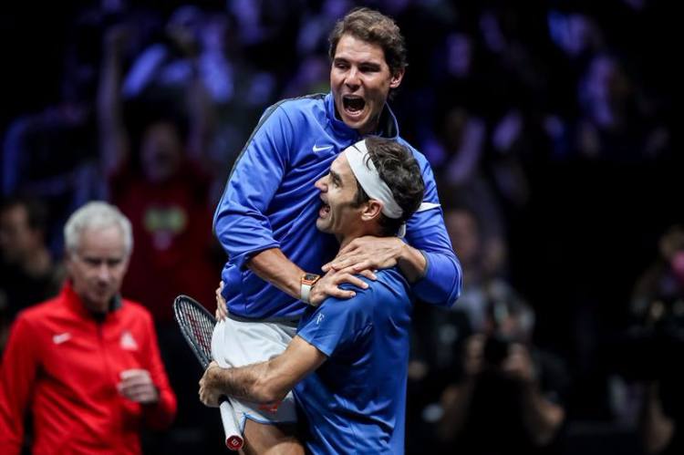 Roger Federer ergue Rafael Nadal após conquista de título em torneio amistoso