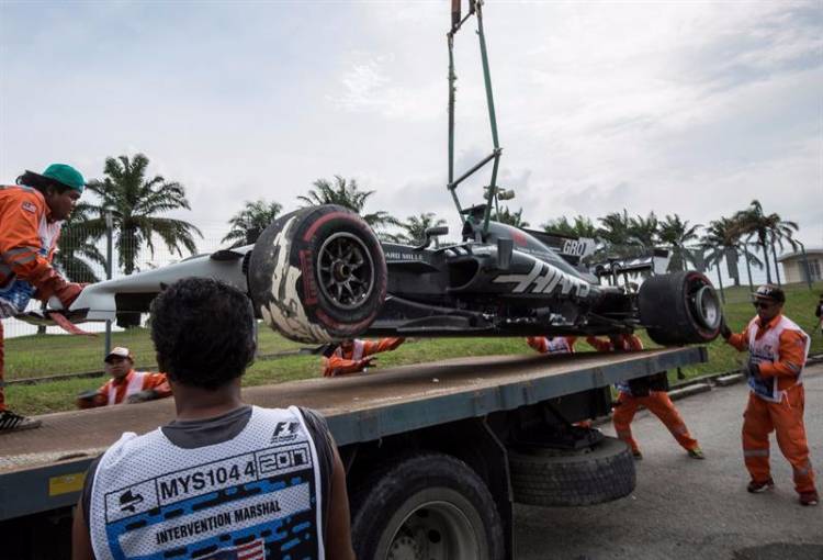 Carro de Romain Grosjean sendo guinchado após acidente no treino livre para o GP da Malásia