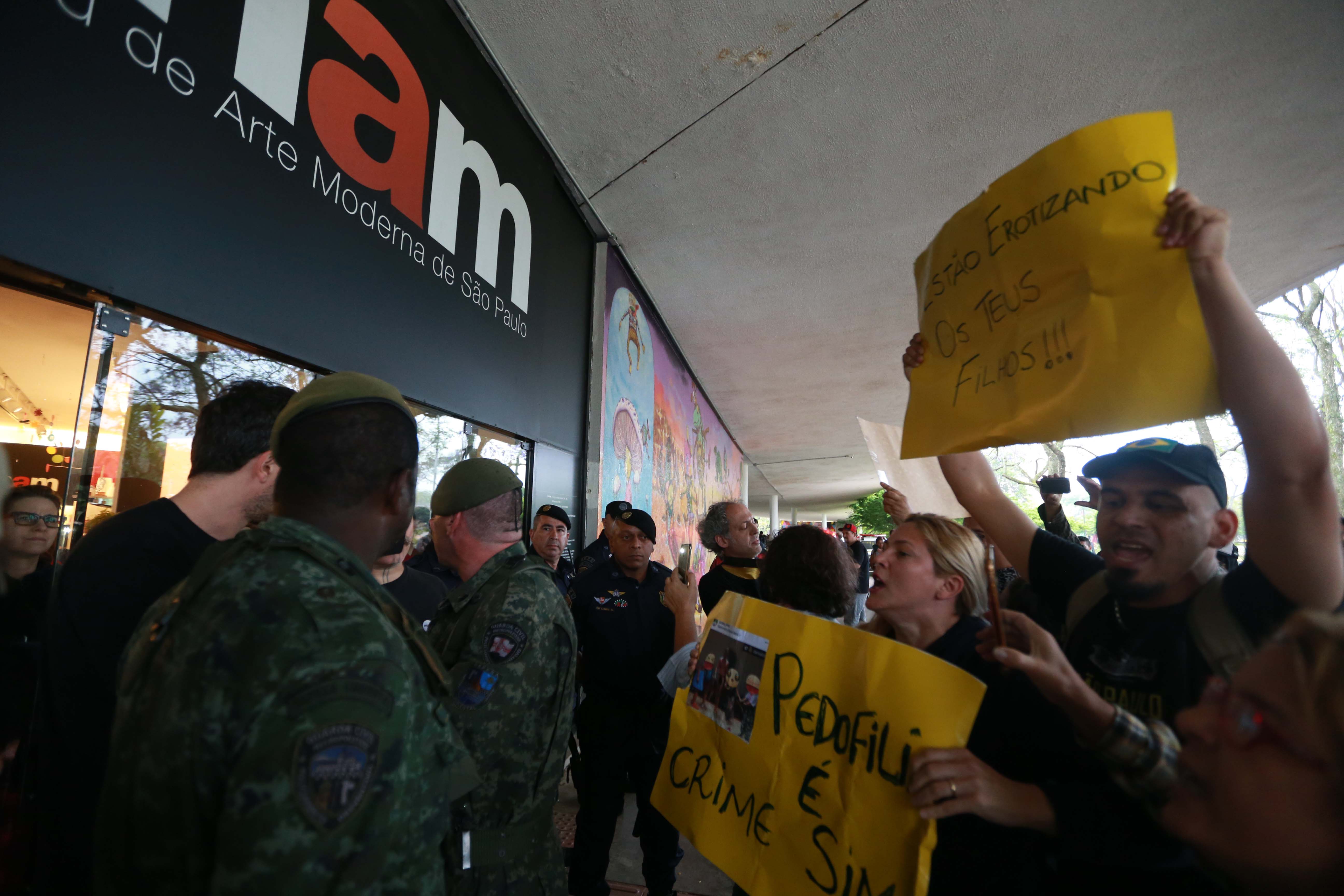 Manifestantes protestam contra performance artística no MAM