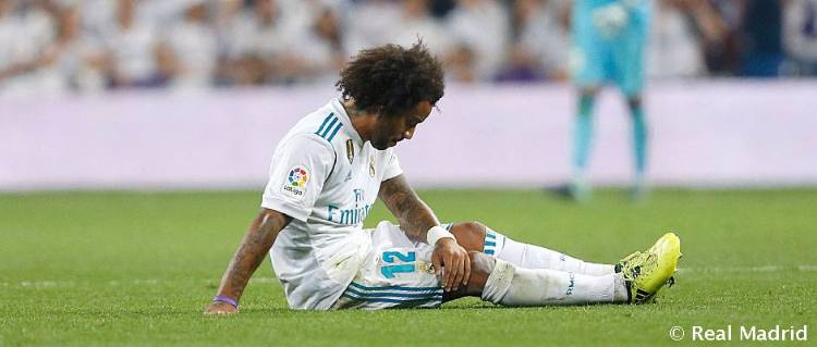 Marcelo, lateral do Real Madrid, sentado no gramado e cabisbaixo