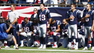 Jogadores do New England Patriots de joelhos durante execução do hino nacional norte-americano