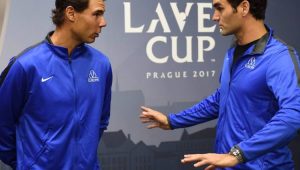 Tenistas Rafael Nadal e Roger Federer conversando