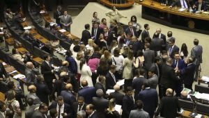 Plenário da Câmara vota a MP do Novo Refis