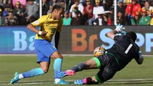 Neymar tenta o drible, mas esbarra no goleiro Lampe