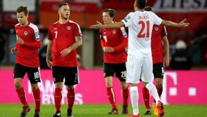 Volante Matic reclama da marcação do gol na derrota Áustria 3 a 2 Sérvia