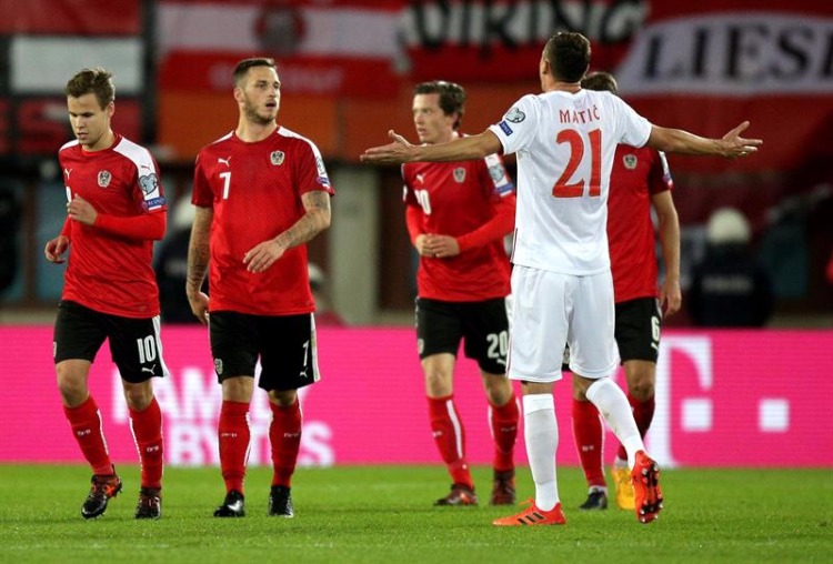 Volante Matic reclama da marcação do gol na derrota Áustria 3 a 2 Sérvia