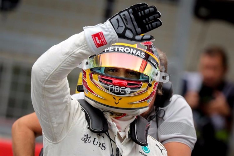 Lewis Hamilton agradece ao público após cravar a 10ª pole da temporada no GP do Japão