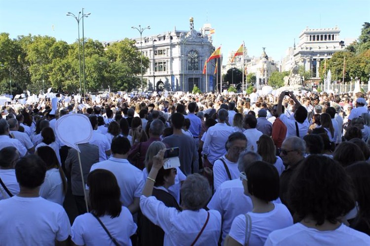 Milhares de pessoas vestem branco pela paz na Catalunha