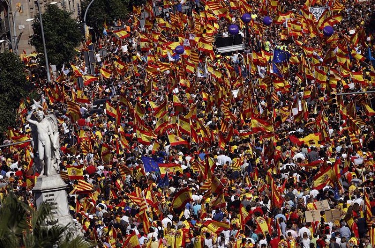 População sai às ruas de Barcelona em defesa da Unidade Espanhola