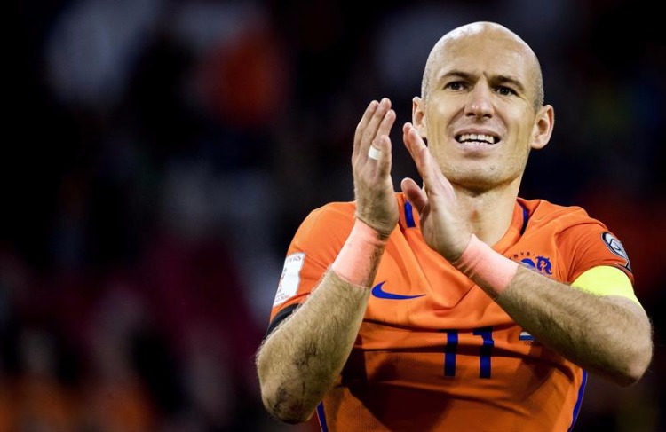 Atacante Robben agradece o apoio da torcida após a frustrante vitória ante a Suécia