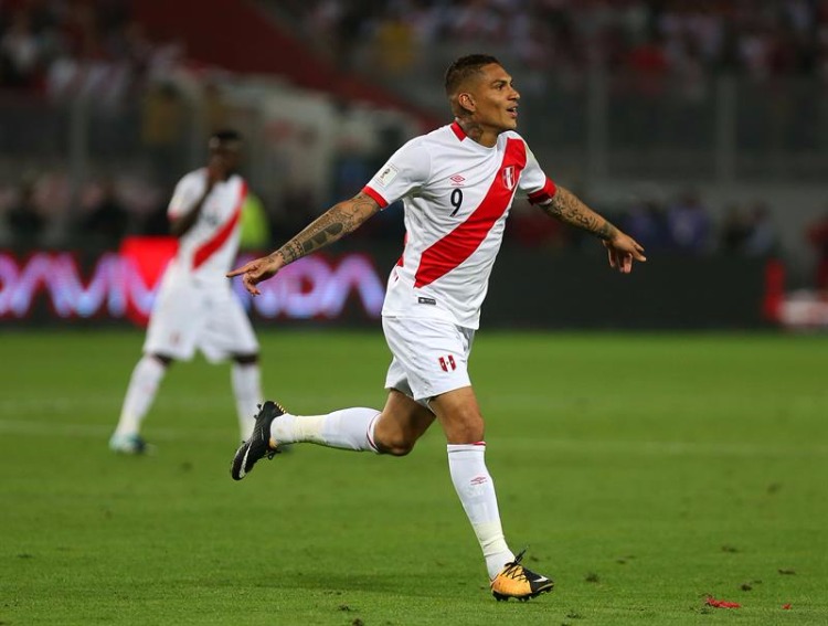 Guerrero cobrou falta com perfeição e garantiu o empate do Peru 1 a 1 Colômbia