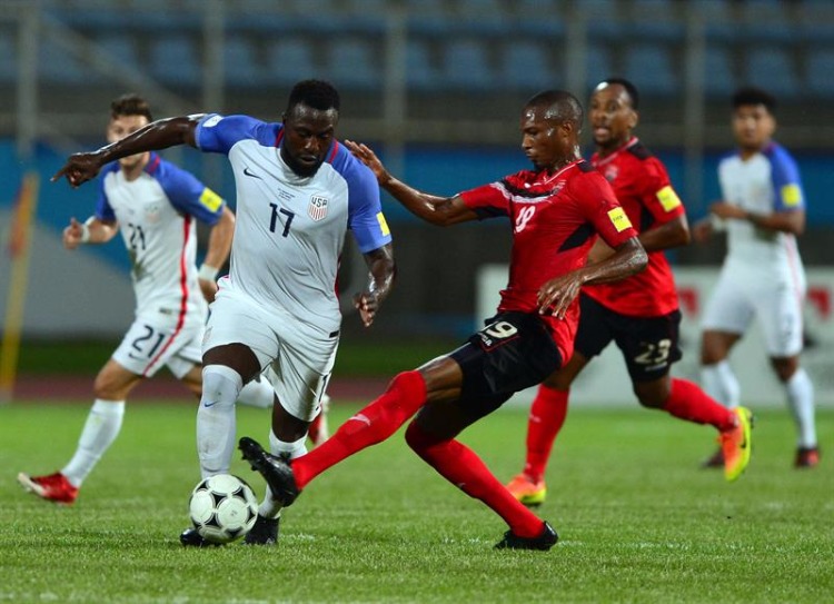 Jozy Altidore disputa a bola no meio campo contra Kevan George de Trinidad e Tobago