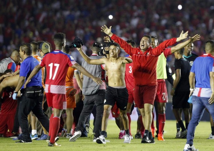 Seleção do Panamá comemora a chance de disputar a primeira Copa do Mundo em sua história