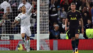 Cristiano Ronaldo celebra o gol de pênalti ante o Tottenham, pela Liga dos Campeões