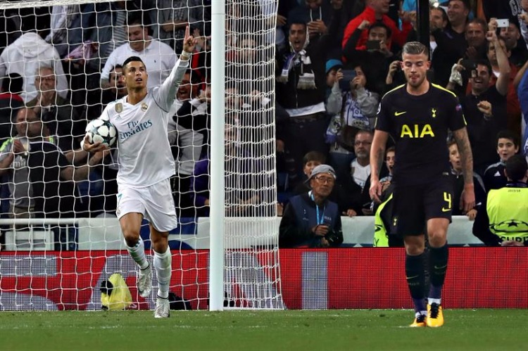 Cristiano Ronaldo celebra o gol de pênalti ante o Tottenham, pela Liga dos Campeões