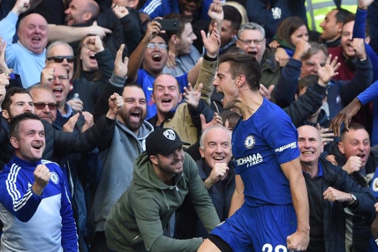Azpilicueta comemora o gol marcado ante o Watford, em Stamford Bridge