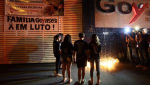 Estudantes e familiares realizam vigília em frente ao Colégio Goyases, após o ataque a tiros que matou dois adolescentes