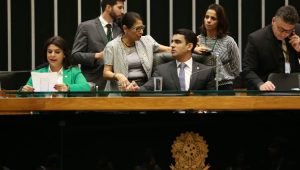 Segunda secretária da Câmara, deputada Mariana Carvalho (PSDB-RO)(e), começa a leitura da segunda denúncia contra o presidente da República, Michel Temer (PMDB)