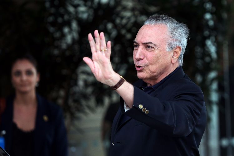 Presidente Michel Temer acena para os fotógrafos na saída do Hospital Sírio Libanês