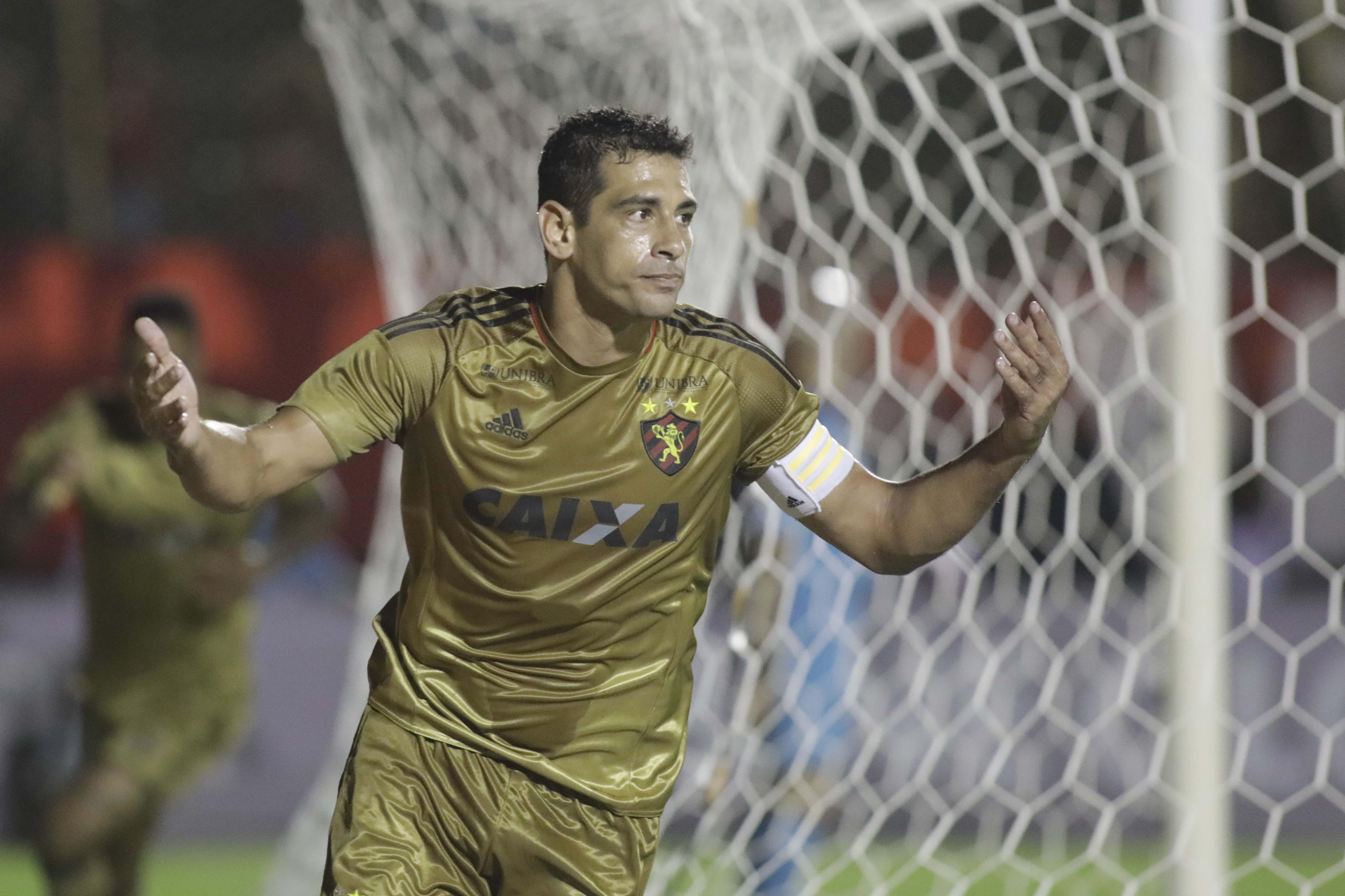 Diego Souza comemora o belo gol de falta que abriu o caminho para a vitória do Sport, no Barradão