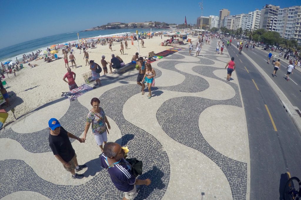 Movimentação na praia de Copacabana no Rio de Janeiro (RJ