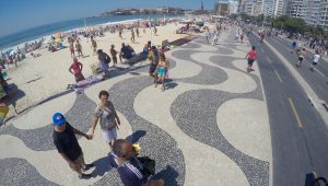 Movimentação na praia de Copacabana no Rio de Janeiro (RJ