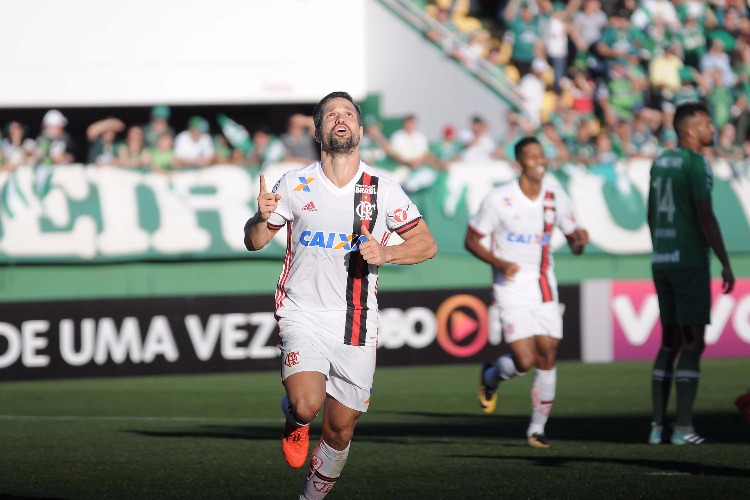 Diego comemora o gol anotado diante da Chapecoense, pela 28ª rodada do Campeonato Brasileiro