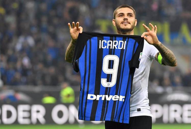 Icardi exibe camisa aos torcedores após gol em clássico