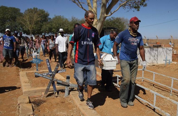 Crianças são enterradas após tragédia em Janaúba