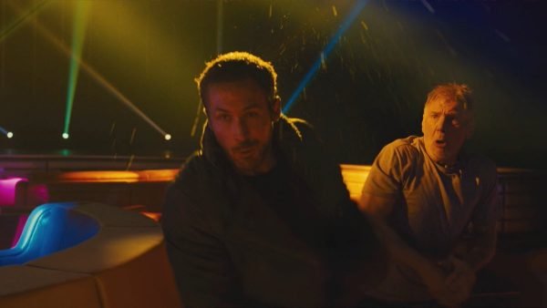 Ryan Gosling leva soco de Harrison Ford em Blade Runner 2049