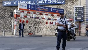 Policiais cercam estação de metrô na França após ataque a 2 passageiras
