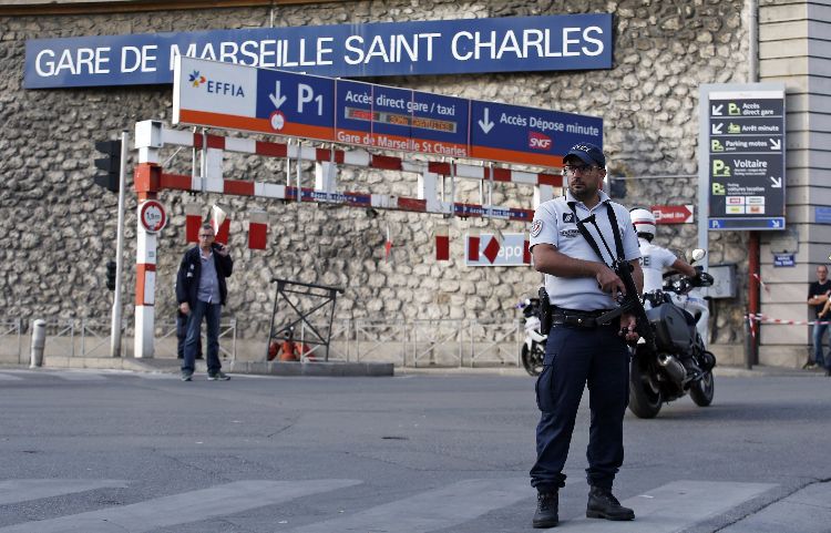 Policiais cercam estação de metrô na França após ataque a 2 passageiras