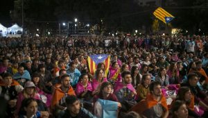 Centenas de pessoas se reuniram na praça da Catalunha para aguardar resultado da votação