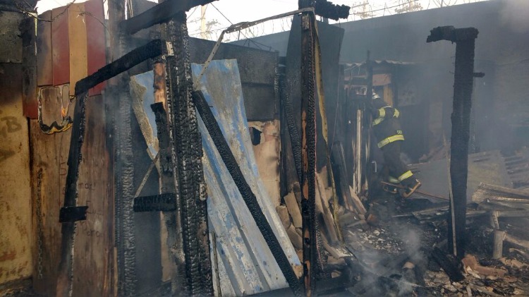 Bombeiros fazem o rescaldo após incêndio em favela na Ponte do Jaguaré