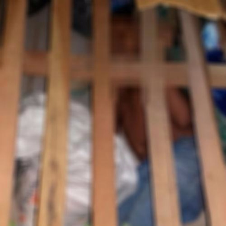 Garoto estava escondido embaixo da cama de um detento condenado por estupro