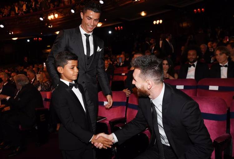 Cristiano Júnior, filho de Cristiano Ronaldo, cumprimenta Lionel Messi durante premiação da Fifa