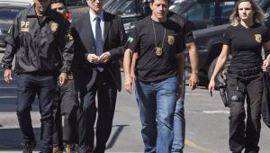 Carlos Arthur Nuzman caminha ao lado de agentes da Polícia Federal