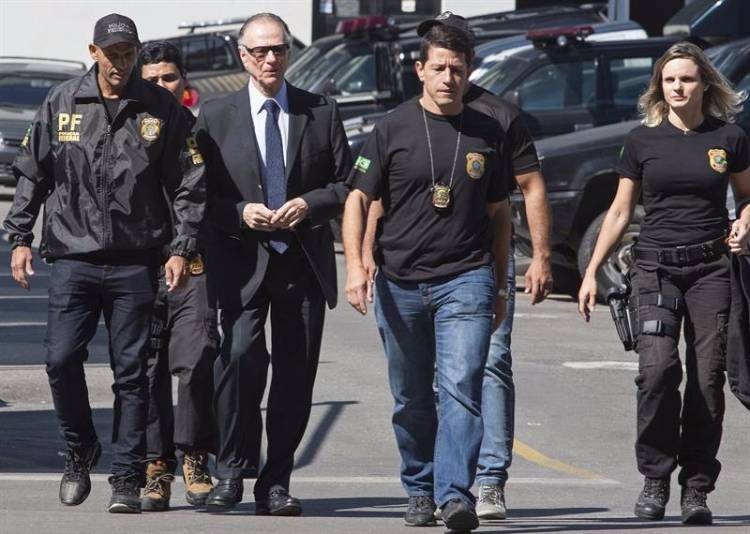 Carlos Arthur Nuzman caminha ao lado de agentes da Polícia Federal