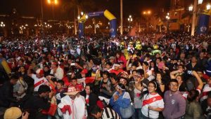 Torcedores do Peru acompanham partida da seleção em Lima