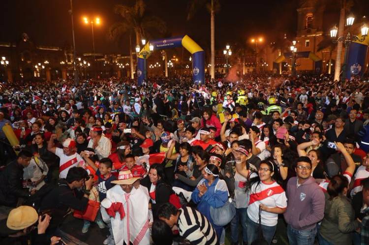 Torcedores do Peru acompanham partida da seleção em Lima