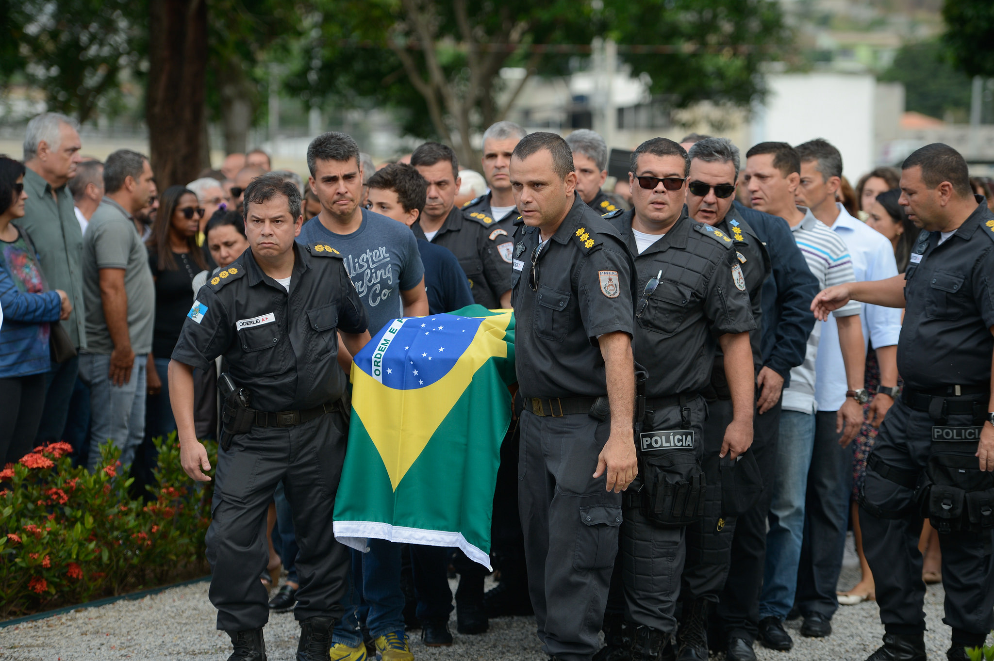 Tenente-coronel Luiz Gustavo Teixeira, de 48 anos, foi enterrado com honras militares no cemitério Jardim da Saudade