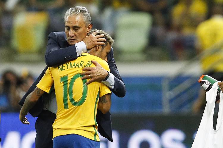 Tite abraça Neymar durante partida da seleção brasileira